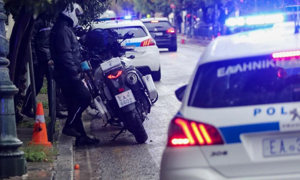 Παλαιό Φάληρο: Καλάσνικοφ βρέθηκαν μέσα στο ύποπτο αυτοκίνητο